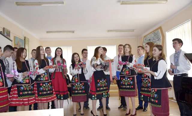 «Не сходило вранці сонечко», укр. нар. пісня в обробці І.Бідака, соло Христина Савка.